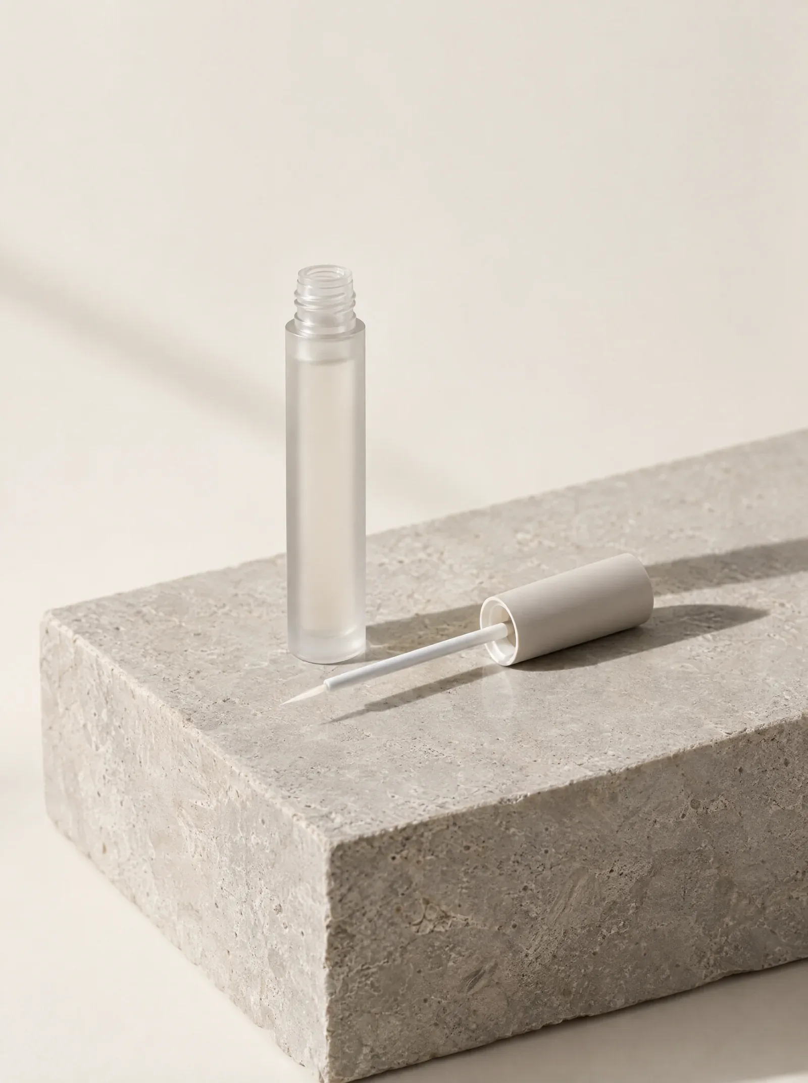 Neutraler Serum-Flakon auf hellem Kalkstein